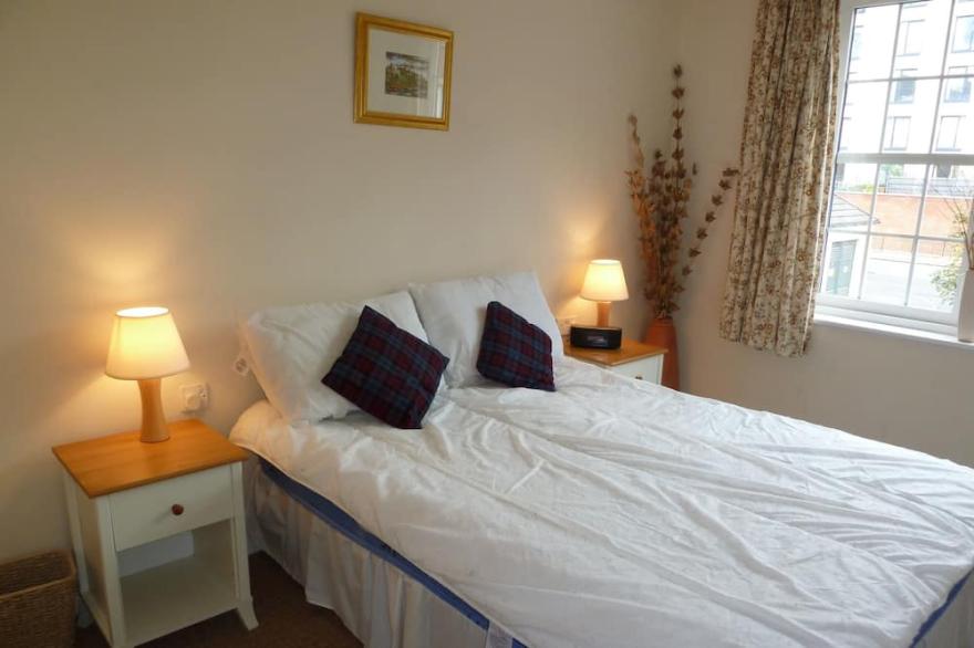 Modern 1st floor apartment free parking & wifi  2 bedroom 2 bathroom sleeps 5