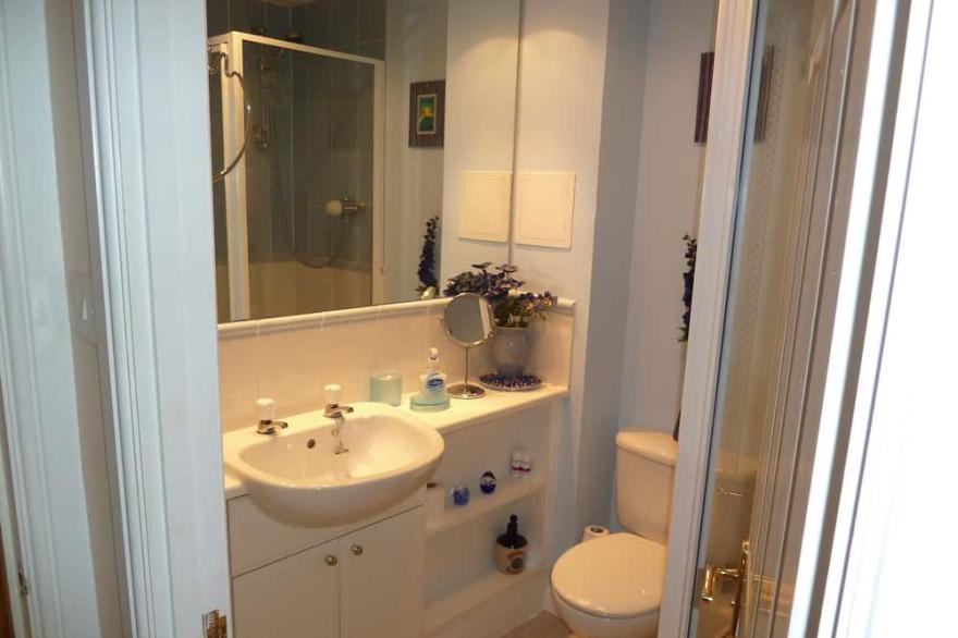 Modern 1st floor apartment free parking & wifi  2 bedroom 2 bathroom sleeps 5
