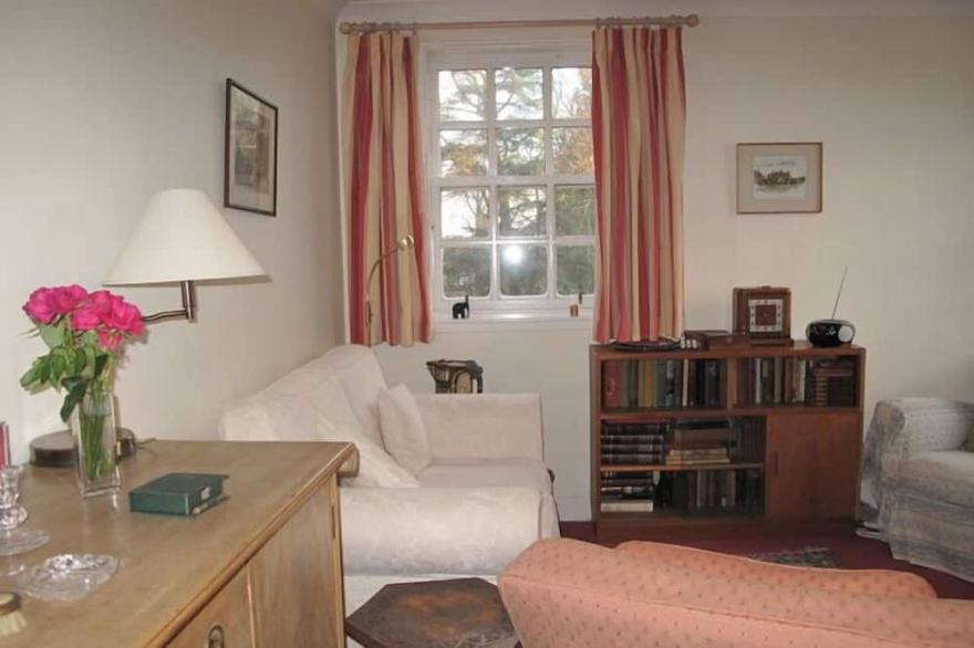 A light & spacious flat, overlooking ruins of Kelso Abbey, close to town centre.
