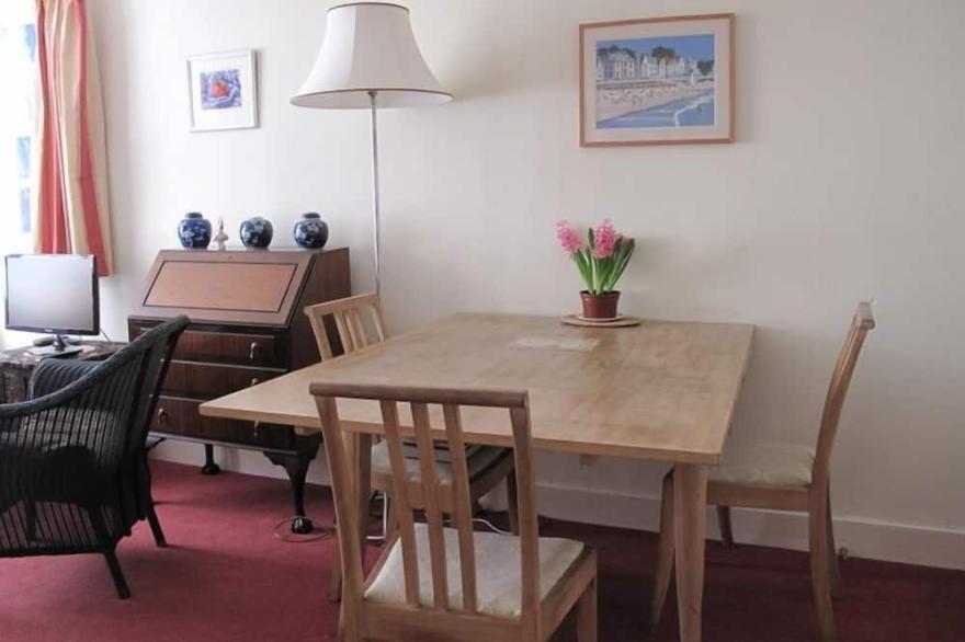 A light & spacious flat, overlooking ruins of Kelso Abbey, close to town centre.