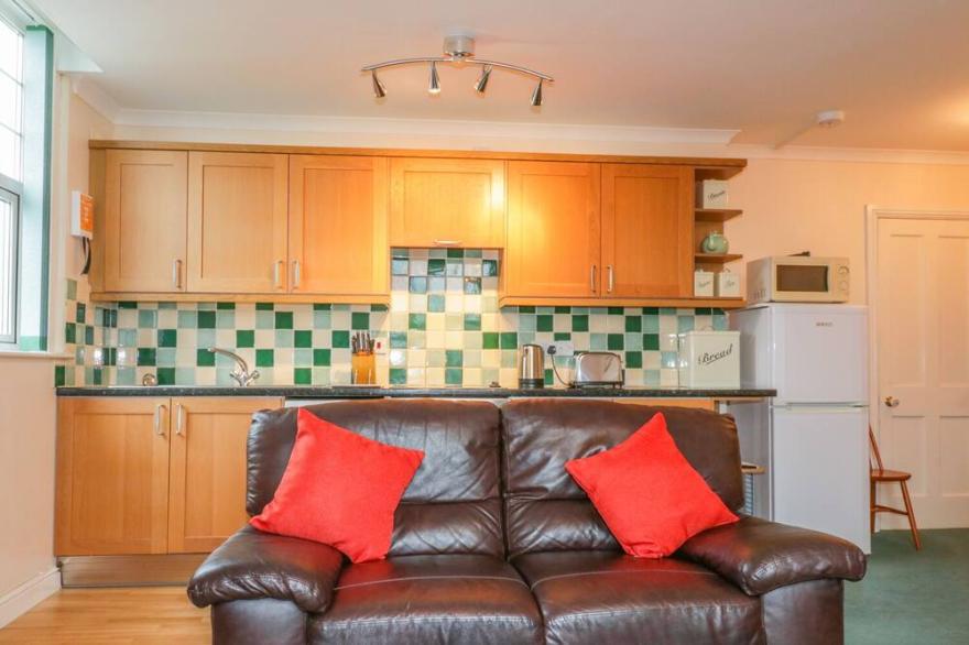 YELLOW SANDS APARTMENT 5, country holiday cottage in Harlyn, Cornwall