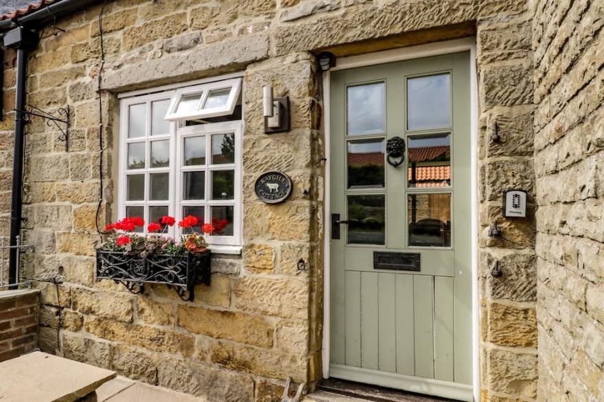 RAYGILL COTTAGE, pet friendly, with a garden in Sneaton