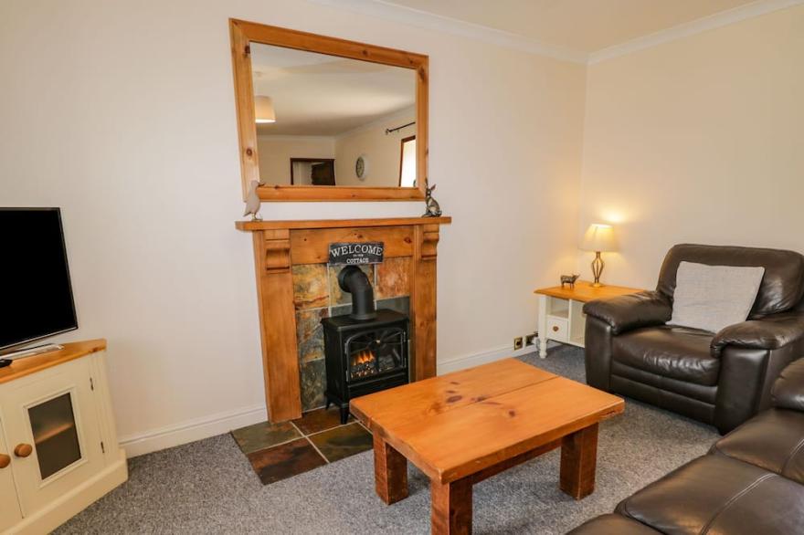 RAYGILL COTTAGE, pet friendly, with a garden in Sneaton