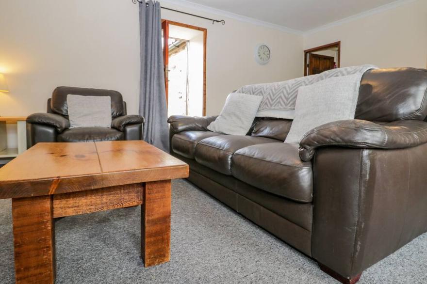 RAYGILL COTTAGE, pet friendly, with a garden in Sneaton