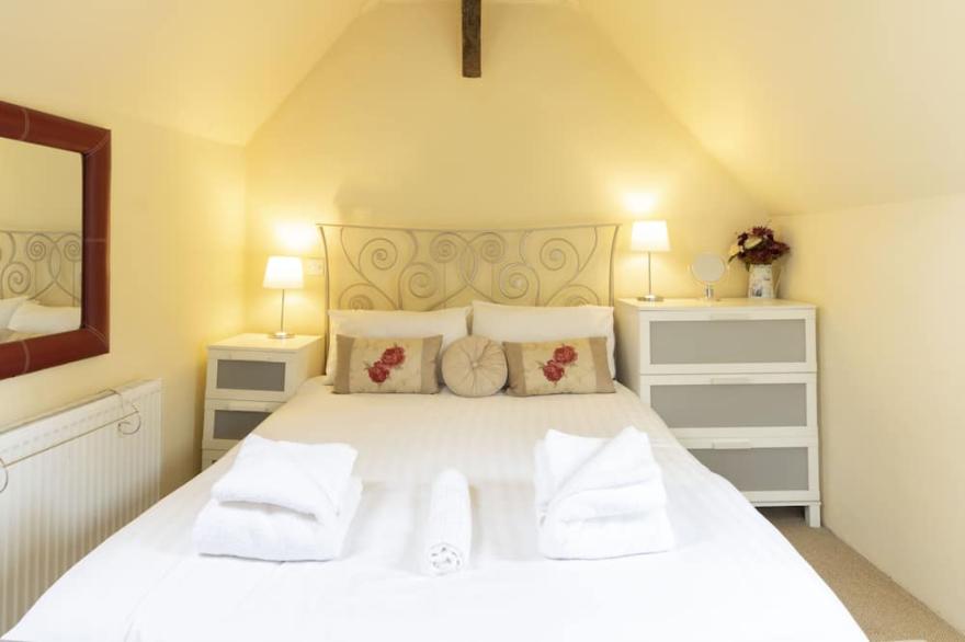 Multi Award Winning Sweet Rose Cottage. Torquay. Dogs welcome. Allocated Parking