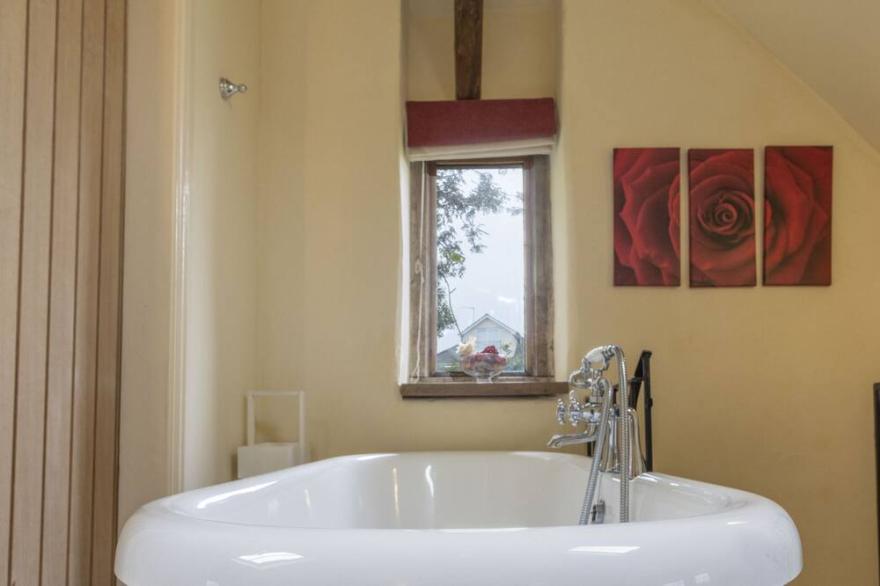 Multi Award Winning Sweet Rose Cottage. Torquay. Dogs welcome. Allocated Parking