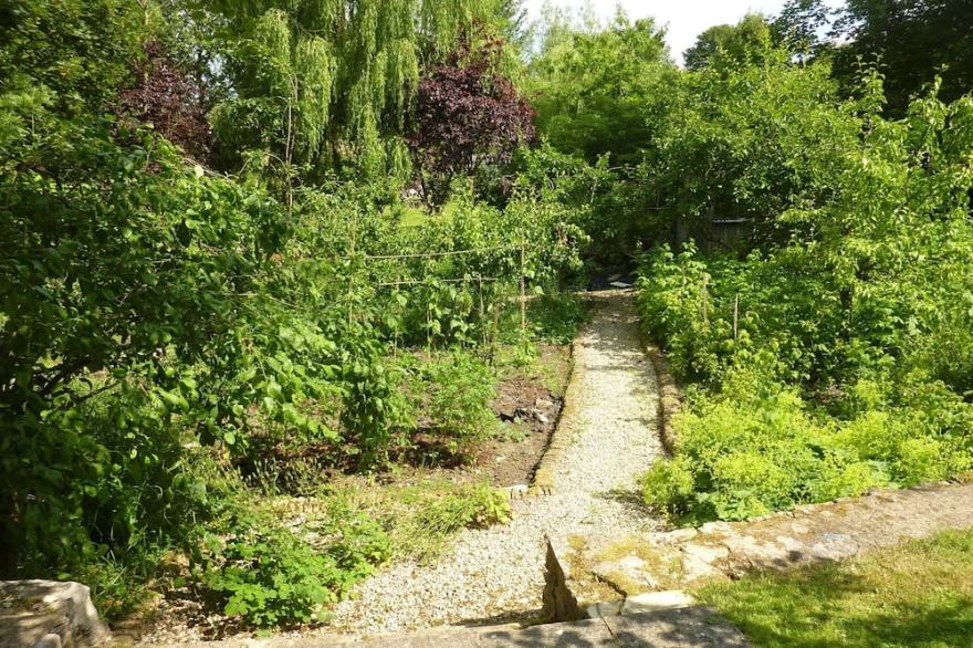 Spacious historic 17th Century Cotswolds Cottage for all Seasons