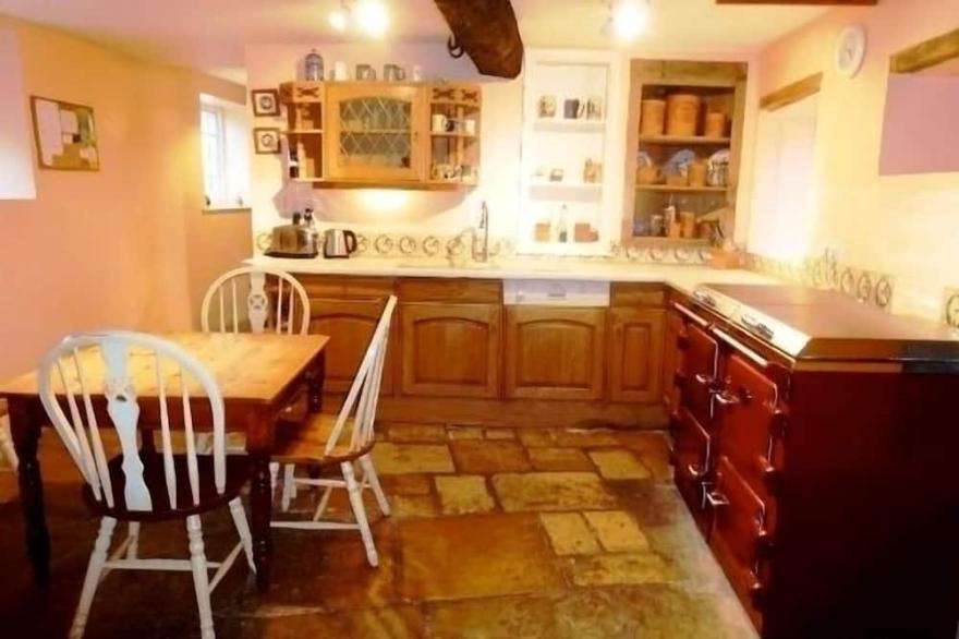 Spacious historic 17th Century Cotswolds Cottage for all Seasons