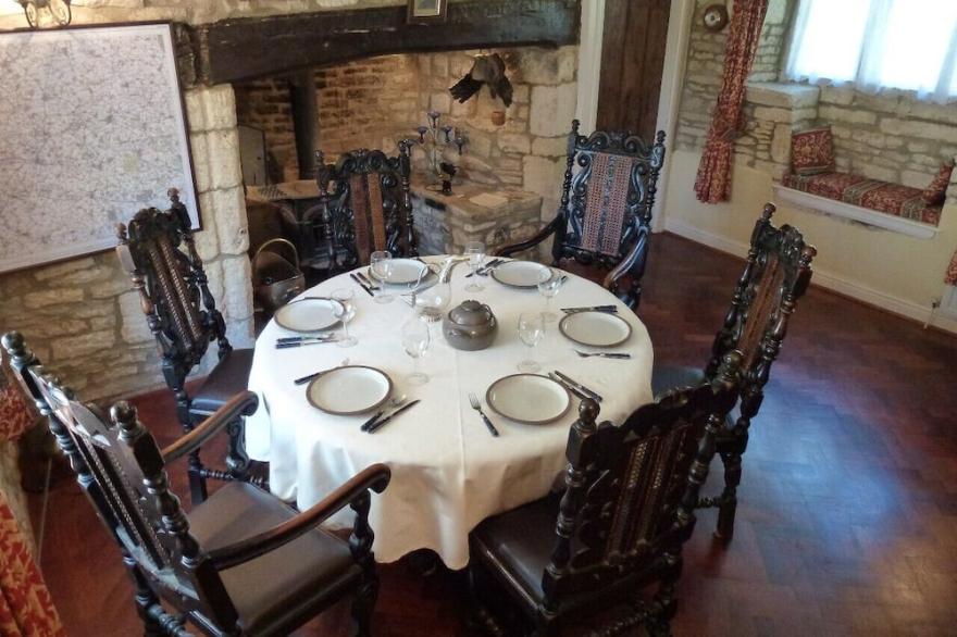 Spacious historic 17th Century Cotswolds Cottage for all Seasons