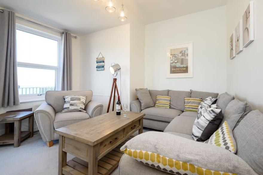 Superb sea front apartment with parking, garden and wifi.