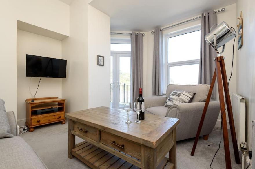 Superb sea front apartment with parking, garden and wifi.