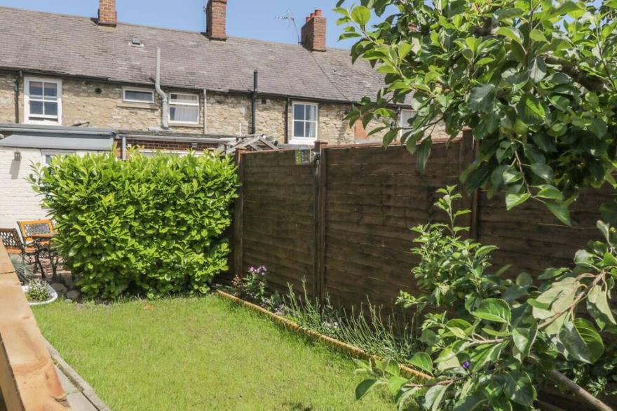 CLOVERLEAF COTTAGE, country holiday cottage in Pickering