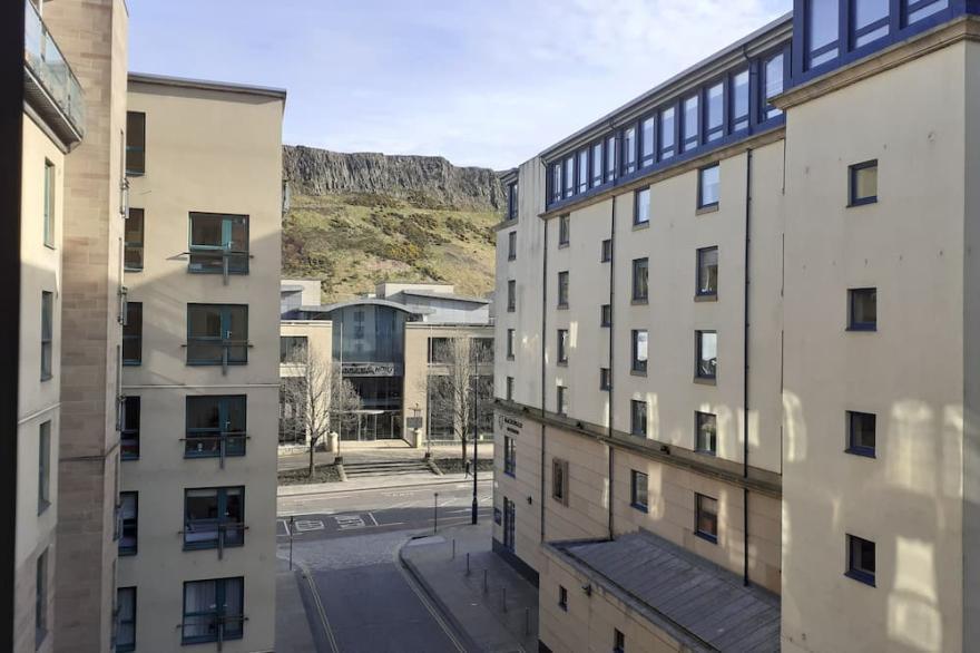 The Park - Holyrood Road Apartment with free parking and lift access