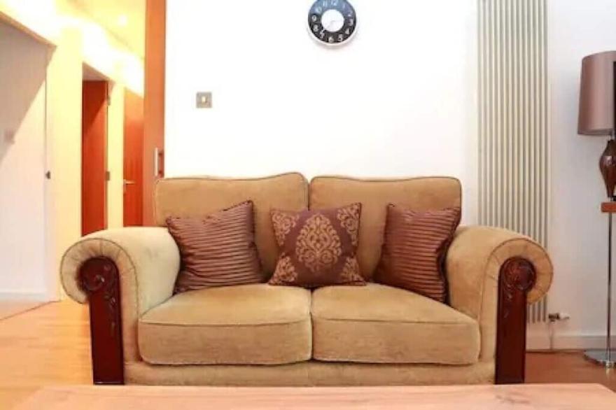 The Park - Holyrood Road Apartment with free parking and lift access