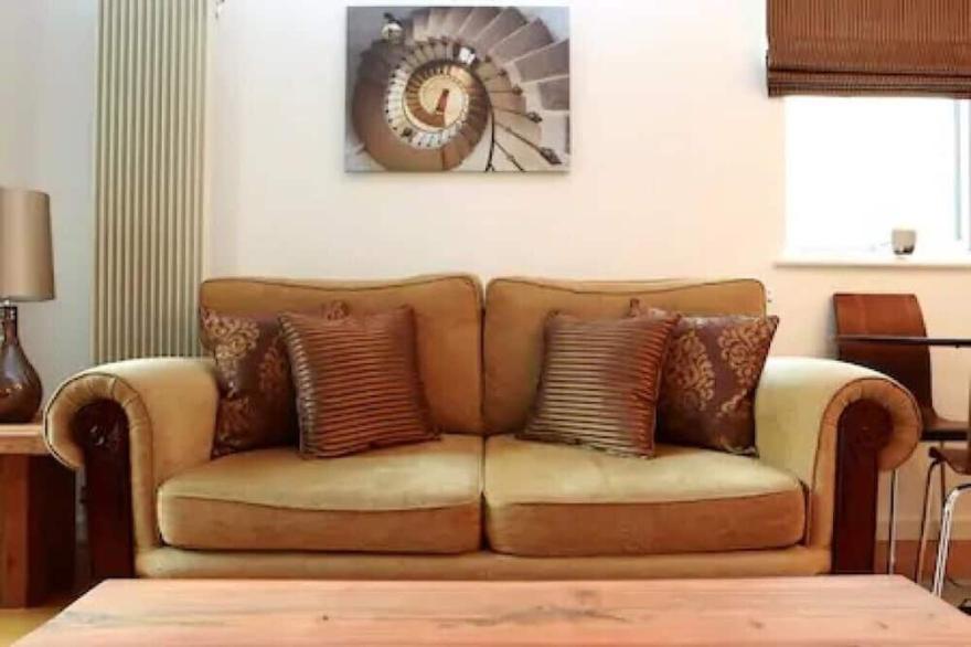 The Park - Holyrood Road Apartment with free parking and lift access