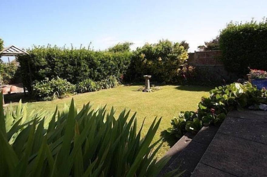 Superb well equipped family house in quiet area with sea views, close to beaches