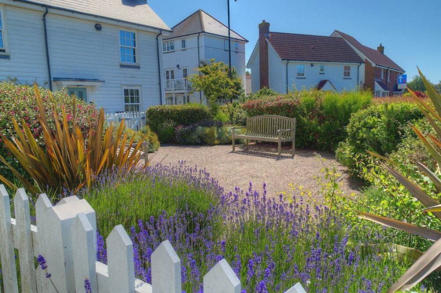 Beach Boutique -  a cottage that sleeps 4 guests  in 2 bedrooms
