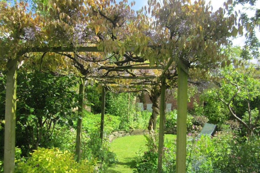Cottage in Pocklington Near York With Log Burner, Wi Fi And Off Street Parking