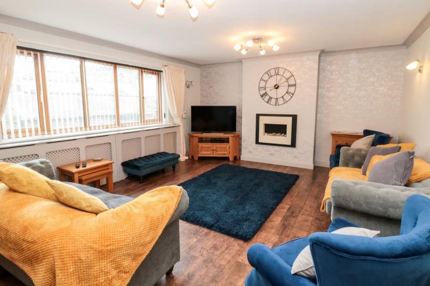 5 WESTWOOD ROAD, family friendly, with a garden in Scarborough