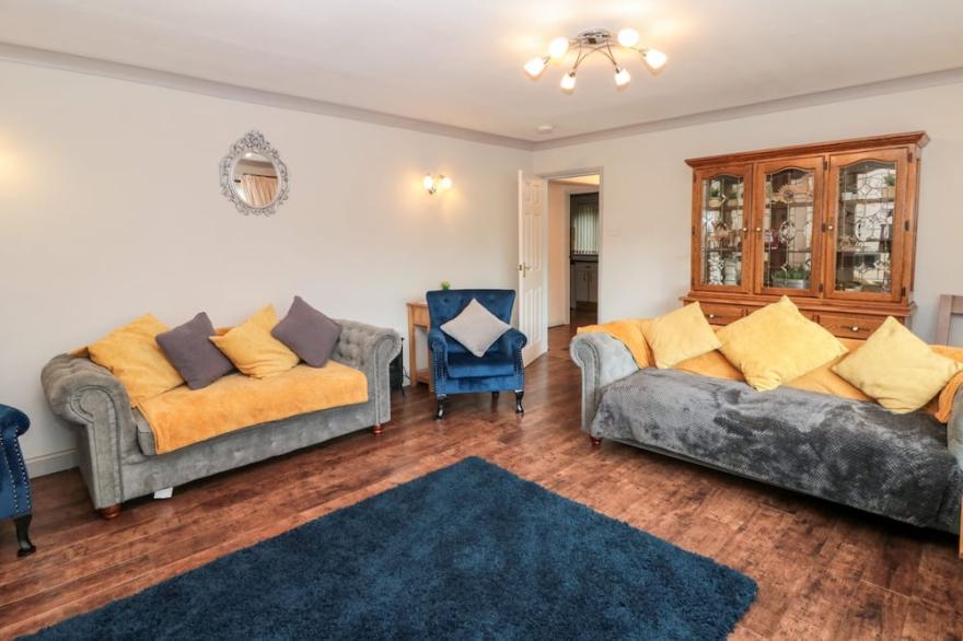 5 WESTWOOD ROAD, family friendly, with a garden in Scarborough