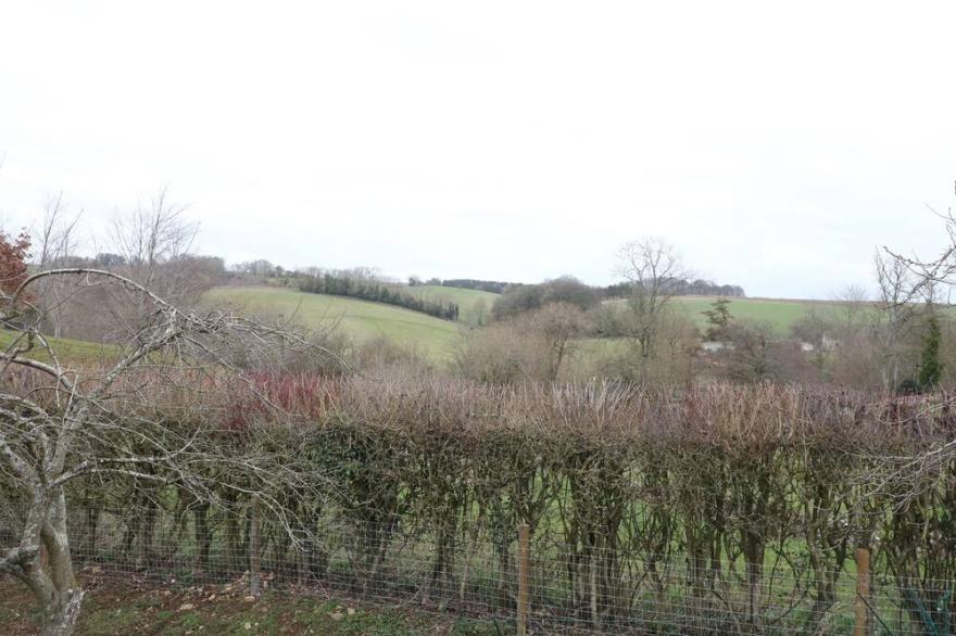 PUDDING HILL BARN COTTAGE, pet friendly, with a garden in Fairford