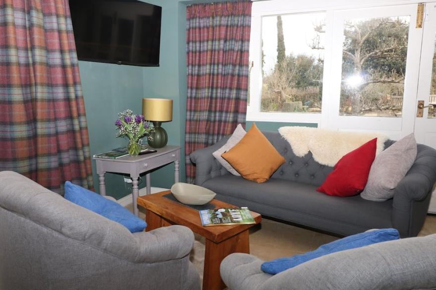 PUDDING HILL BARN COTTAGE, pet friendly, with a garden in Fairford