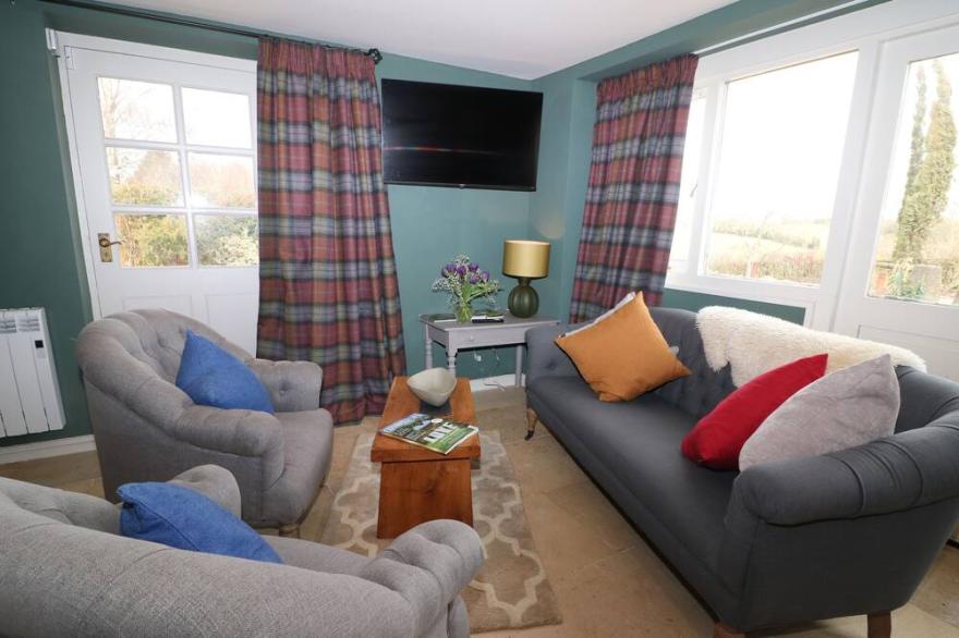 PUDDING HILL BARN COTTAGE, pet friendly, with a garden in Fairford