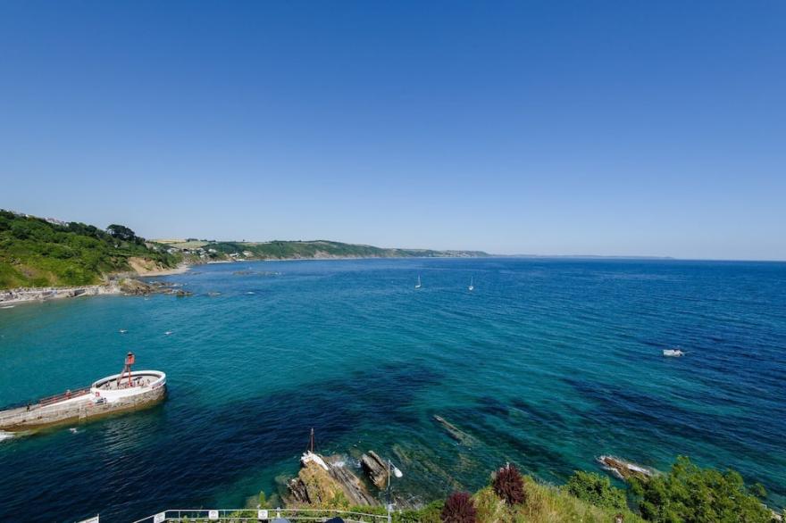 Beautifully appointed apartment with sea views