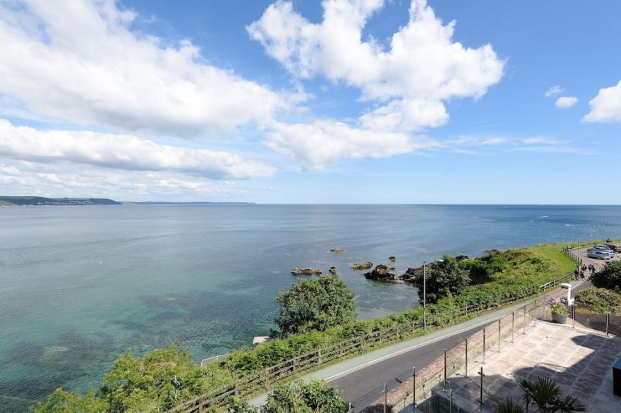 Beautifully appointed apartment with sea views and parking