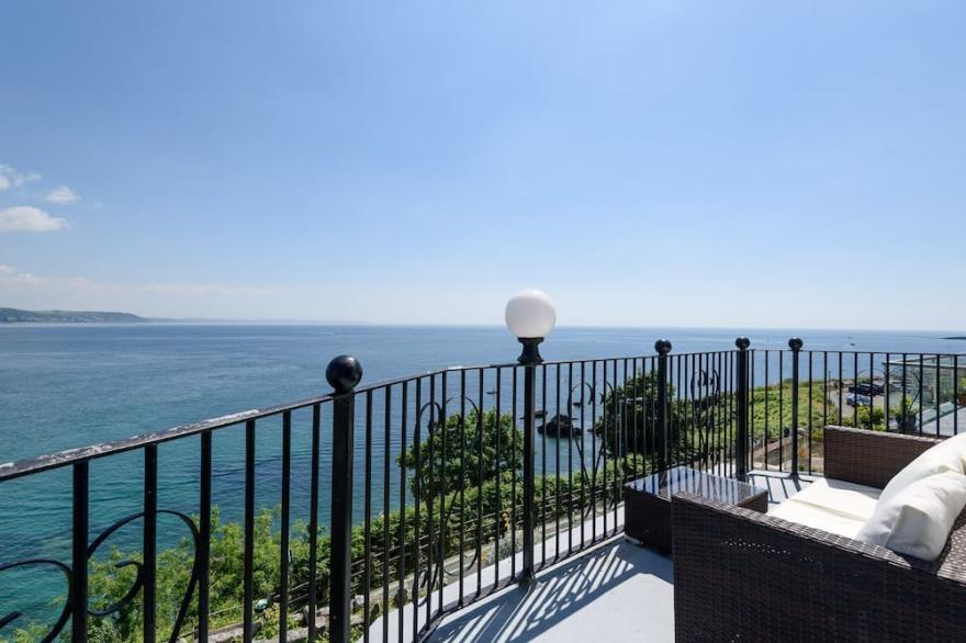 Beautifully appointed apartment with sea views and parking
