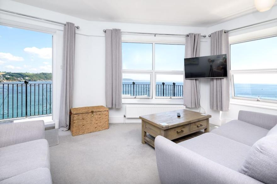 Beautifully appointed apartment with sea views and parking