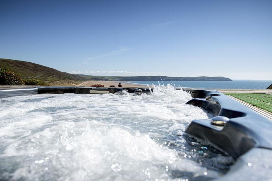 Enjoy Stunning Sea Views From A Detached Contemporary Coastal Holiday Home