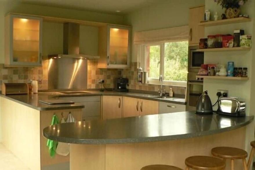 Secluded beachside 4 bed house, family & dog friendly, stunning creek views