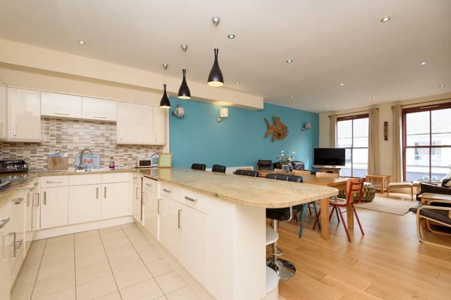 Fabulous apartment for 8 in the heart of East Looe