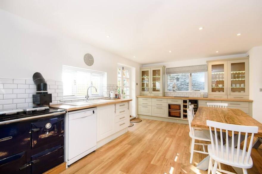 Fabulous cottage for 6 in the heart of town