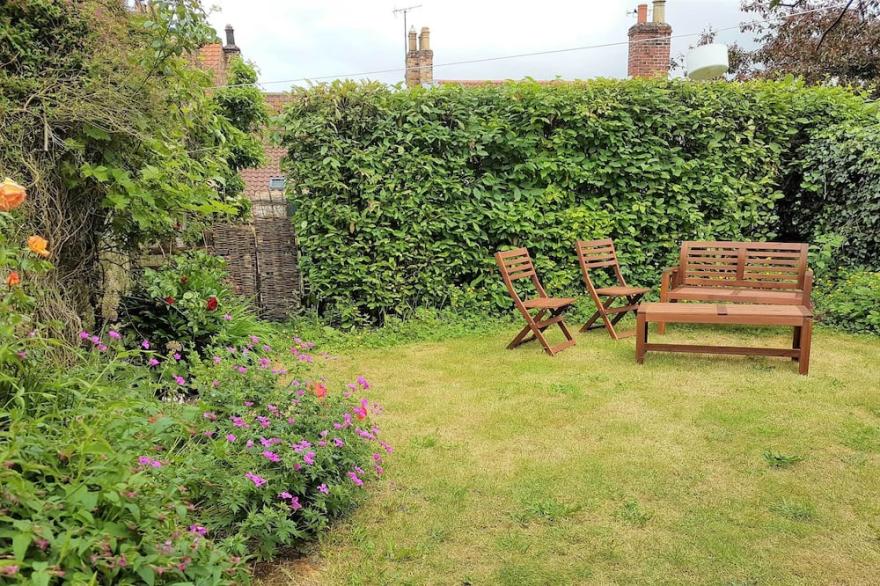Stunning 3 Bedroom Cottage & Garden in Thornton. Family & Bike Friendly. WiFi.