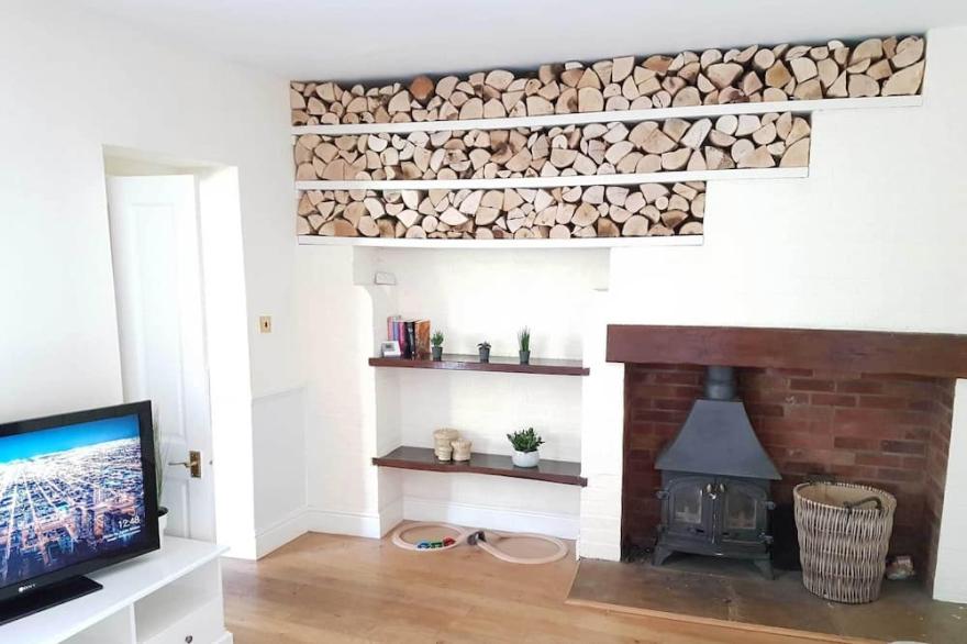 Stunning 3 Bedroom Cottage & Garden in Thornton. Family & Bike Friendly. WiFi.