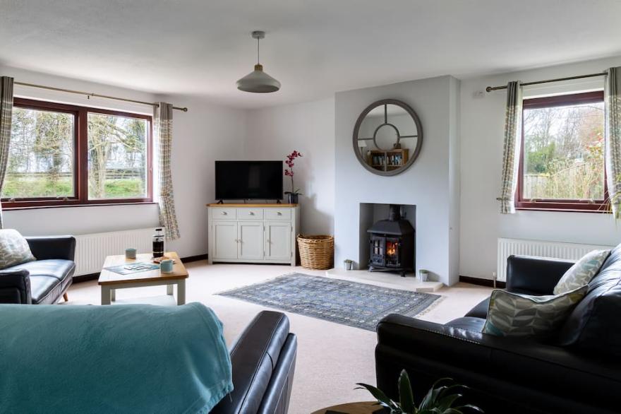 Spacious modern 3 bedroomed bungalow, close to beaches and coast path