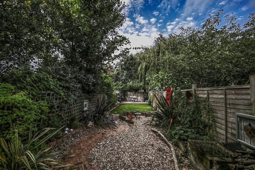 WOW 5 bed town house N22 | Sleeps up to 16 |  FREE breakfast | 5 mins to tube