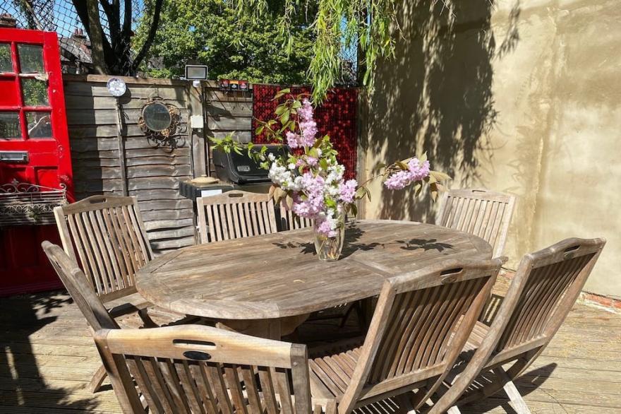 WOW 5 bed town house N22 | Sleeps up to 16 |  FREE breakfast | 5 mins to tube