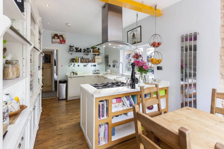WOW 5 bed town house N22 | Sleeps up to 16 |  FREE breakfast | 5 mins to tube