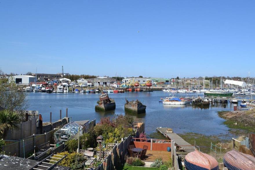 2 bedroom accommodation in Oulton Broad, near Lowestoft