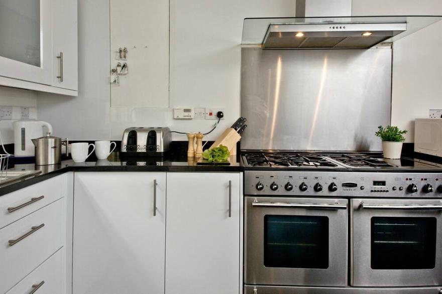 3 bedroom accommodation in Dartmouth