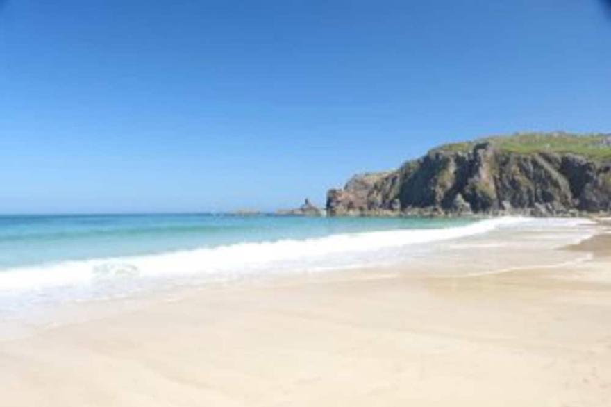 Detached spacious Isle of Lewis cottage in tranquil position with loch view