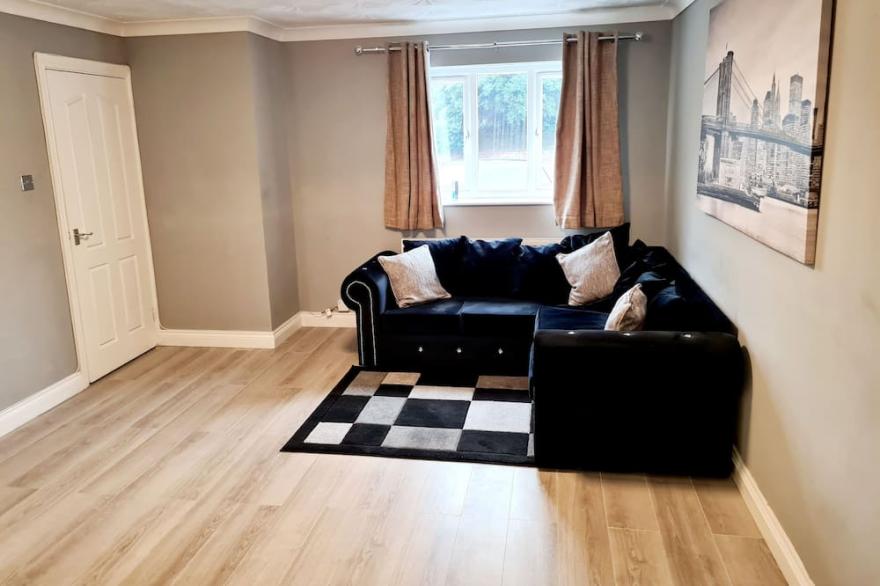 Luxury 3-Bedroom House Nr ExCEL London, O2 w/ FREE WiFi, Parking. Sleeps 6