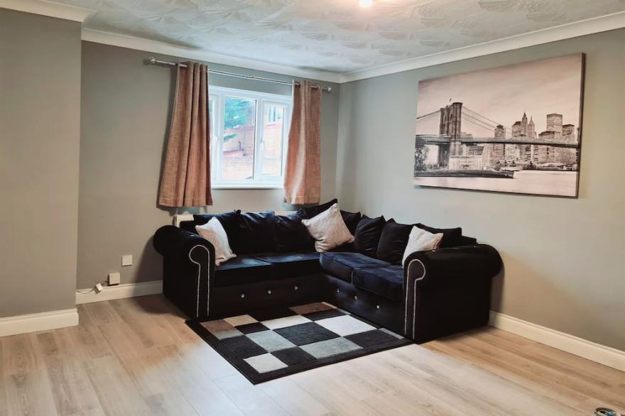 Luxury 3-Bedroom House Nr ExCEL London, O2 w/ FREE WiFi, Parking. Sleeps 6