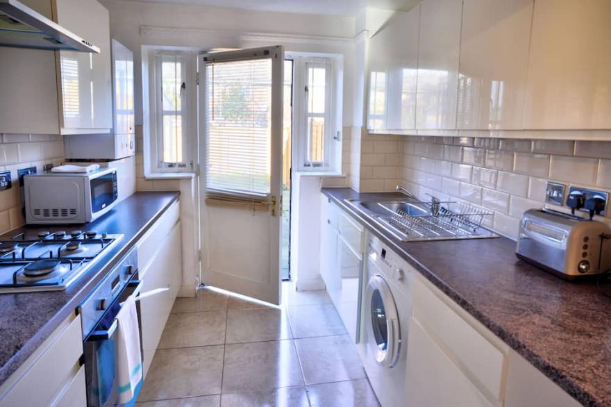 Luxury 3-Bedroom House Nr ExCEL London, O2 w/ FREE WiFi, Parking. Sleeps 6