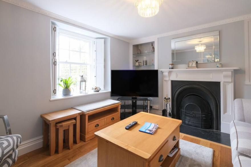 LANTERN COTTAGE, pet friendly, country holiday cottage in Charlestown