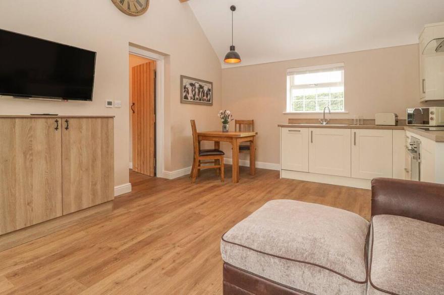 THE HAY BARN, romantic, character holiday cottage in Chester