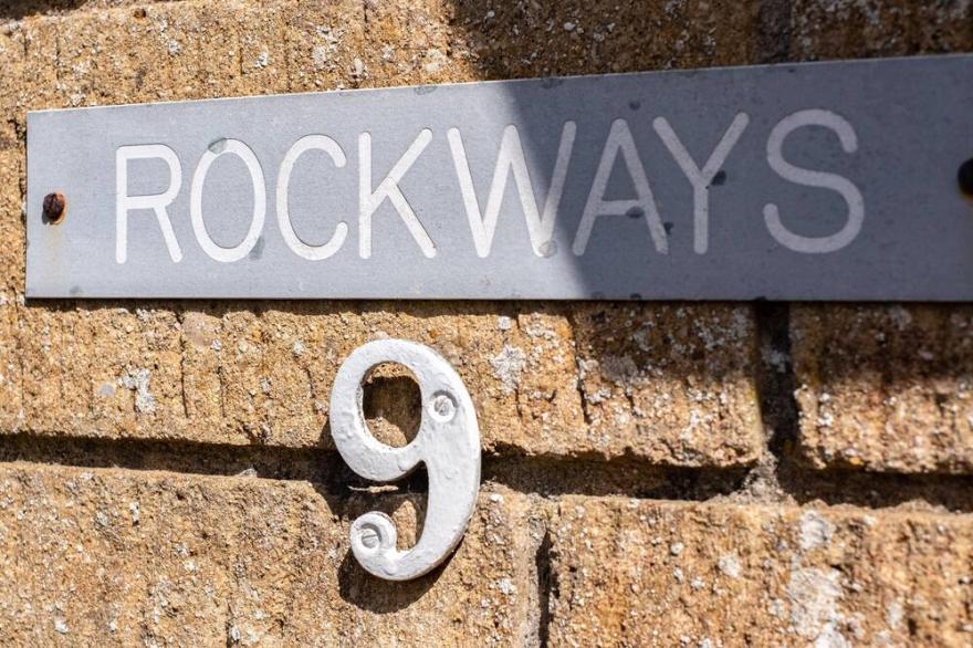 ROCKWAYS, pet friendly, with a garden in Rock